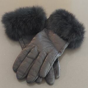 Luxurious Black Leather Gloves with Fur Cuffs